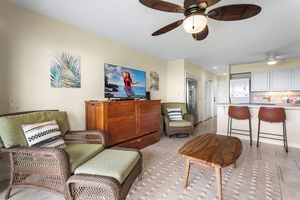 Condo, Multiple Beds, Lanai, Ocean View (Kona Isle E4) | Living area