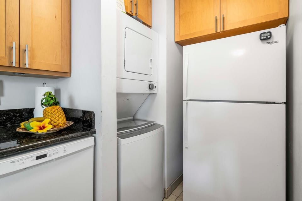 Condo, 1 King Bed with Sofa bed, Lanai, Partial Ocean View (Kona Makai 4202) | Laundry