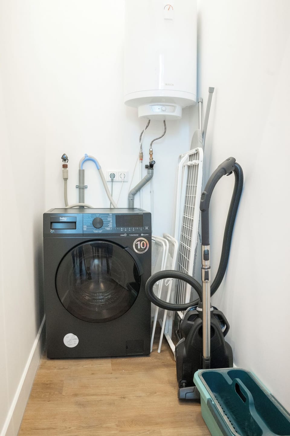 Washer and dryer included – convenient amenities for longer stays at Bed en Koffie Tilburg.