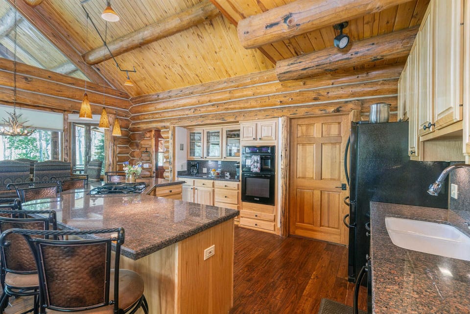 Kitchen - Well-equipped spacious kitchen with bar seating for 5