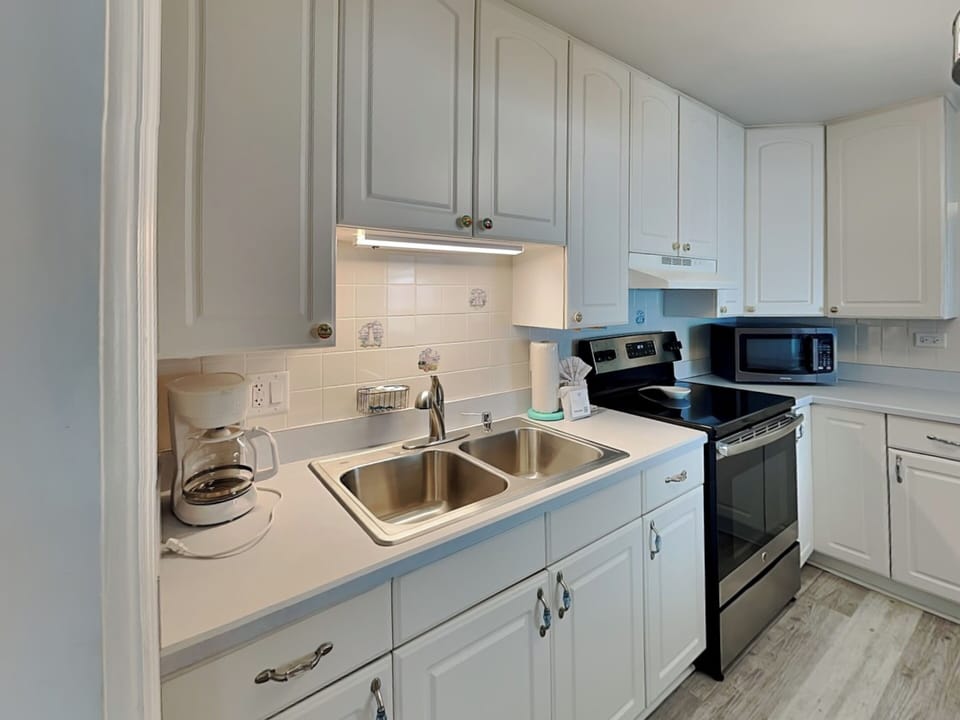 Modern Fully Equipped Kitchen