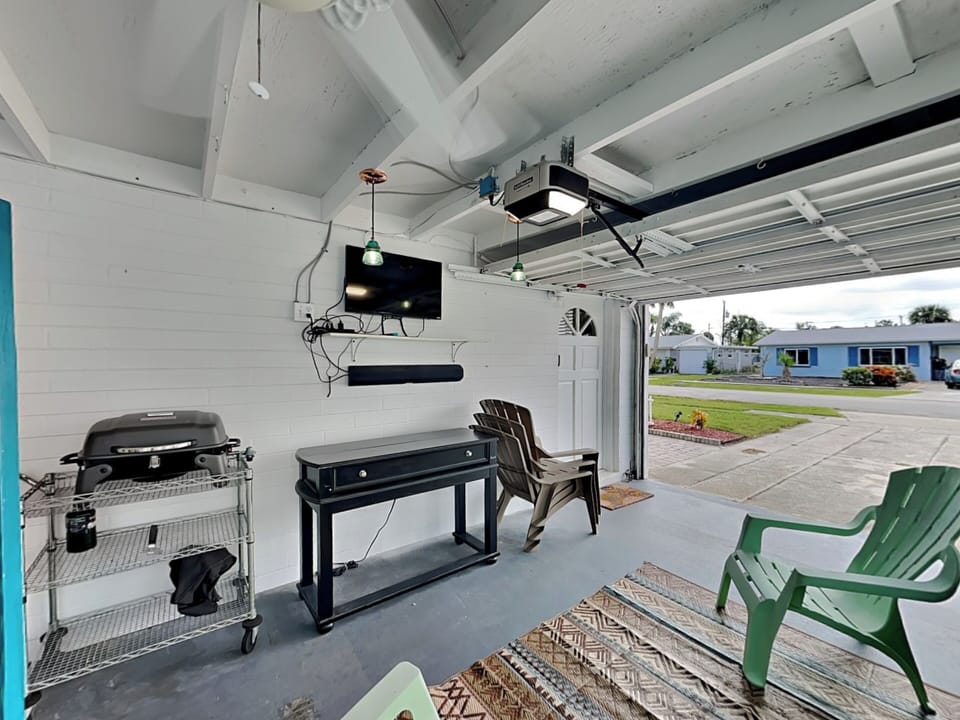 Garage - Smart TV, Grill + Enterainment