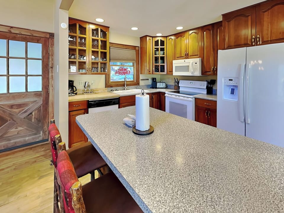 Full Kitchen w/ Breakfast Bar & Seating