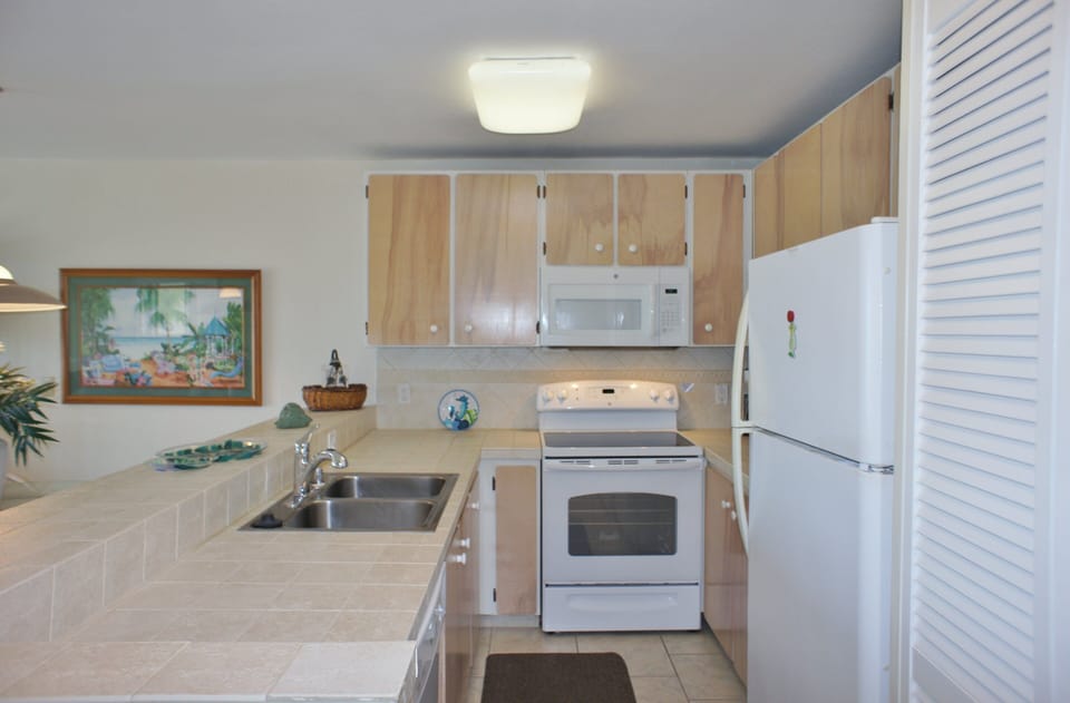 Condo, 1 King Bed, Lanai, Ocean View (Sea Village 4106) | Private kitchen