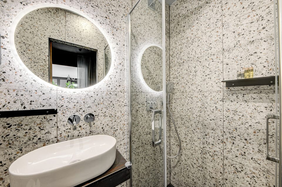 Classic Triple Room | Bathroom | Shower, hair dryer, towels, soap