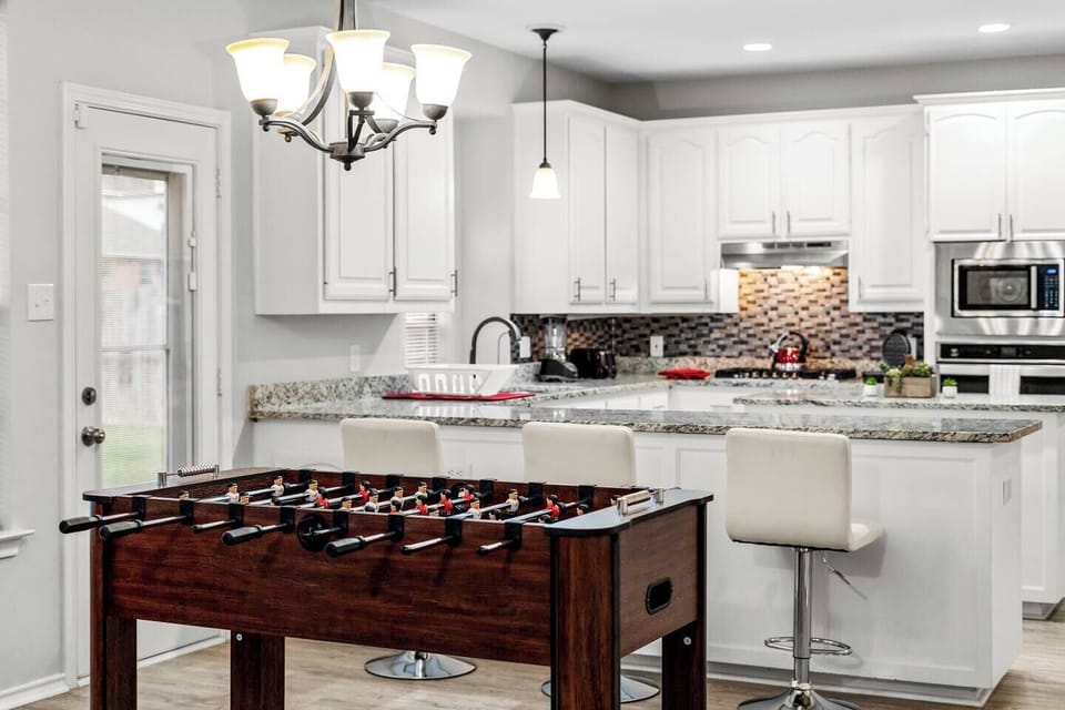 Bright kitchen with granite countertops, stainless steel appliances, and a foosball table for family fun. Ideal for mid-term stays, located 15 minutes from Fort Worth Zoo and Sundance Square, and 25 minutes from DFW Airport. Insurance bookings!