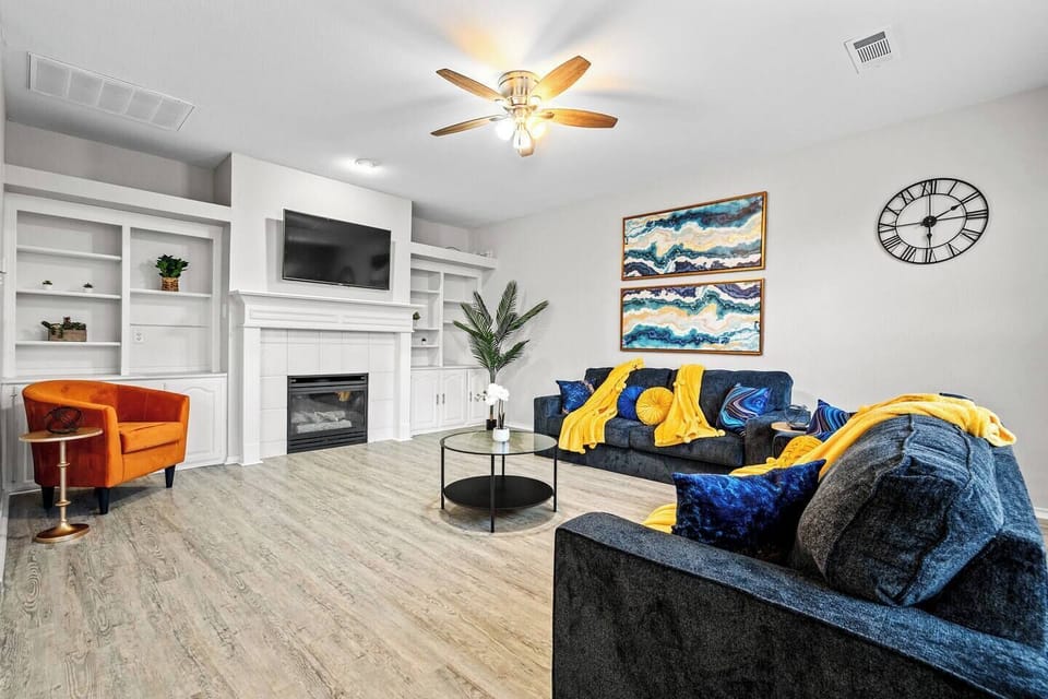 This spacious living room, with cozy seating, modern decor,  a fireplace, is perfect for family gatherings. Just 15 minutes from Fort Worth Zoo and Sundance Square, and 25 minutes from DFW, it's ideal for insurance-displaced families seeking comfort