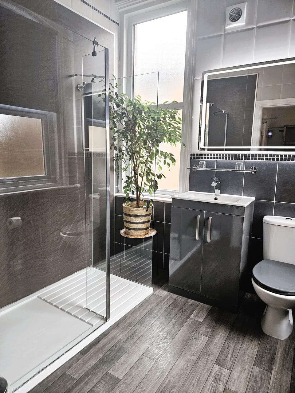 Family Suite (2 Adults + 1 Child) | Bathroom | Shower, rainfall showerhead, free toiletries, hair dryer