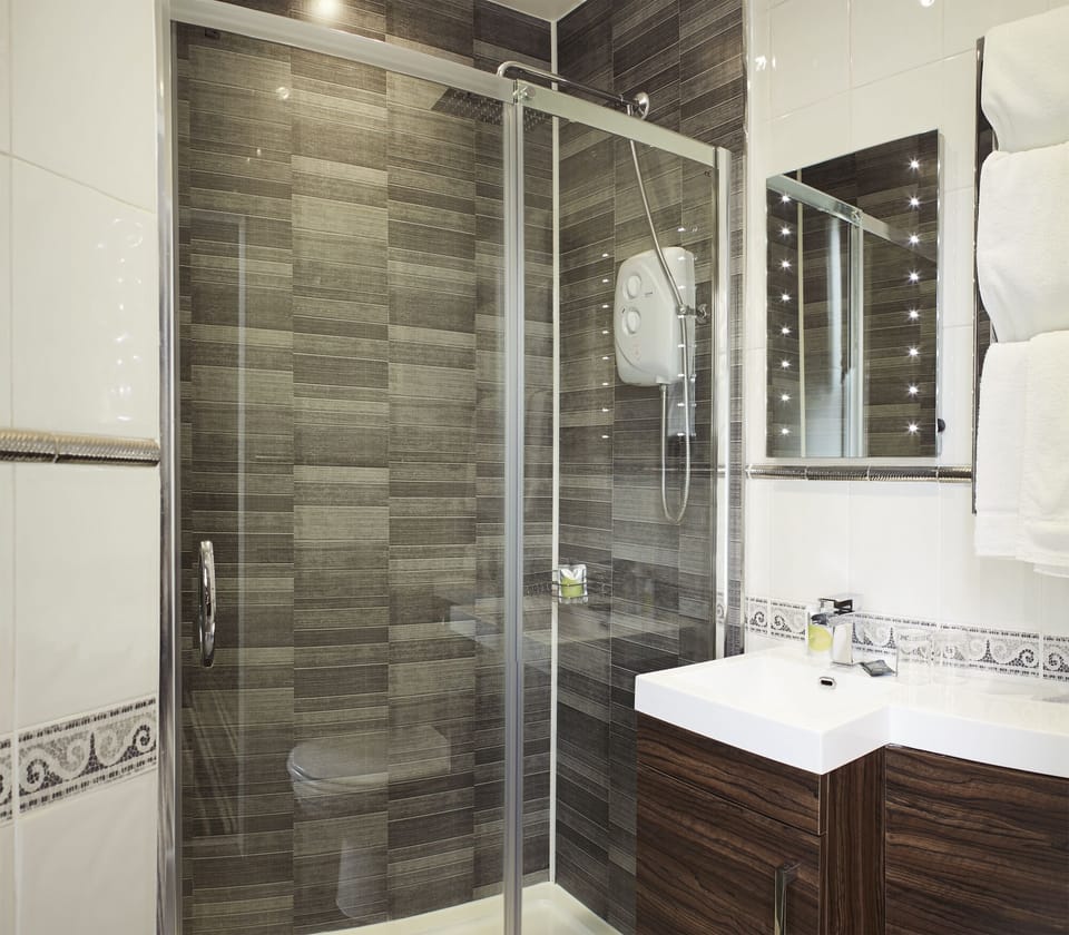 Shower, rainfall showerhead, free toiletries, hair dryer