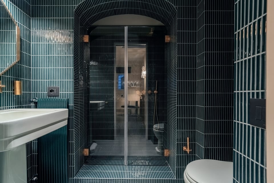 Deluxe Room, Kitchenette | Bathroom | Hair dryer, towels, soap, shampoo
