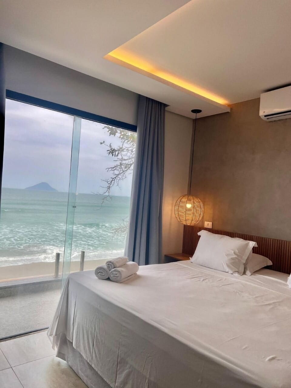 Deluxe Room | Iron/ironing board, free WiFi