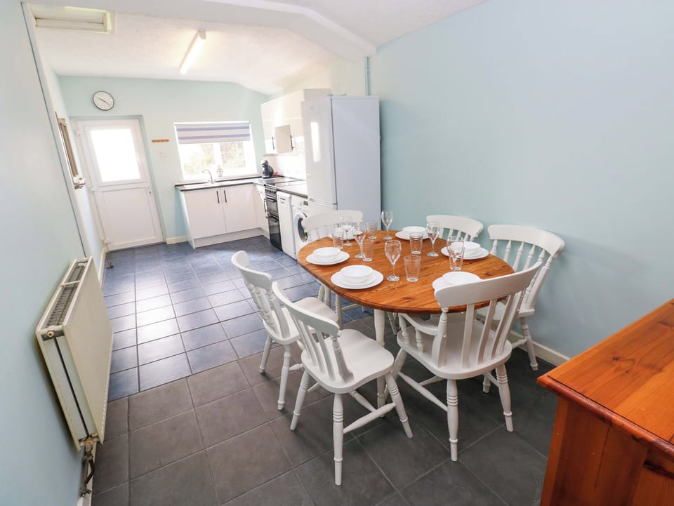 Cottage | Dining