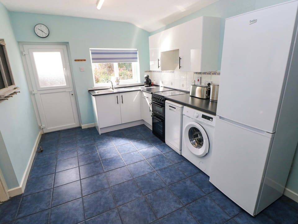 Cottage | Private kitchen | Dishwasher, cookware/dishes/utensils