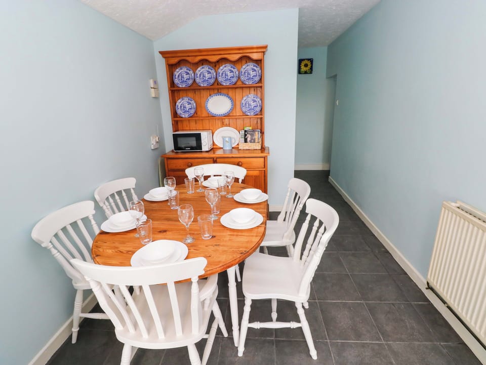 Cottage | Dining
