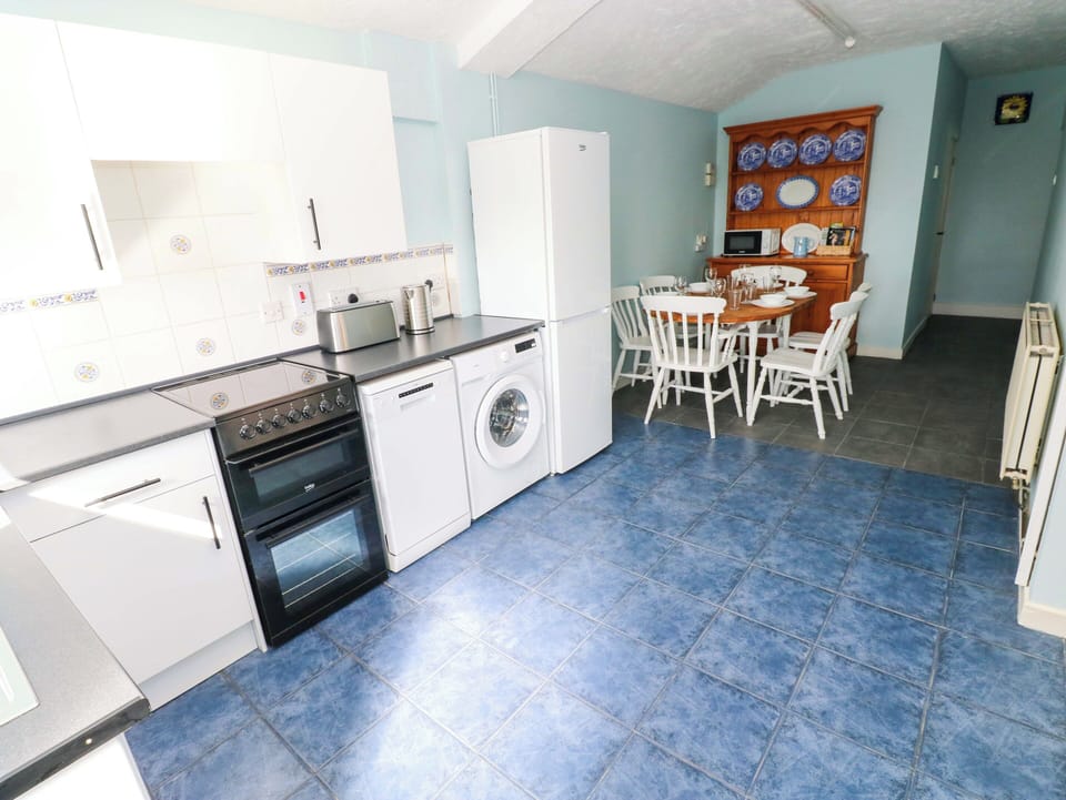 Cottage | Private kitchen | Dishwasher, cookware/dishes/utensils