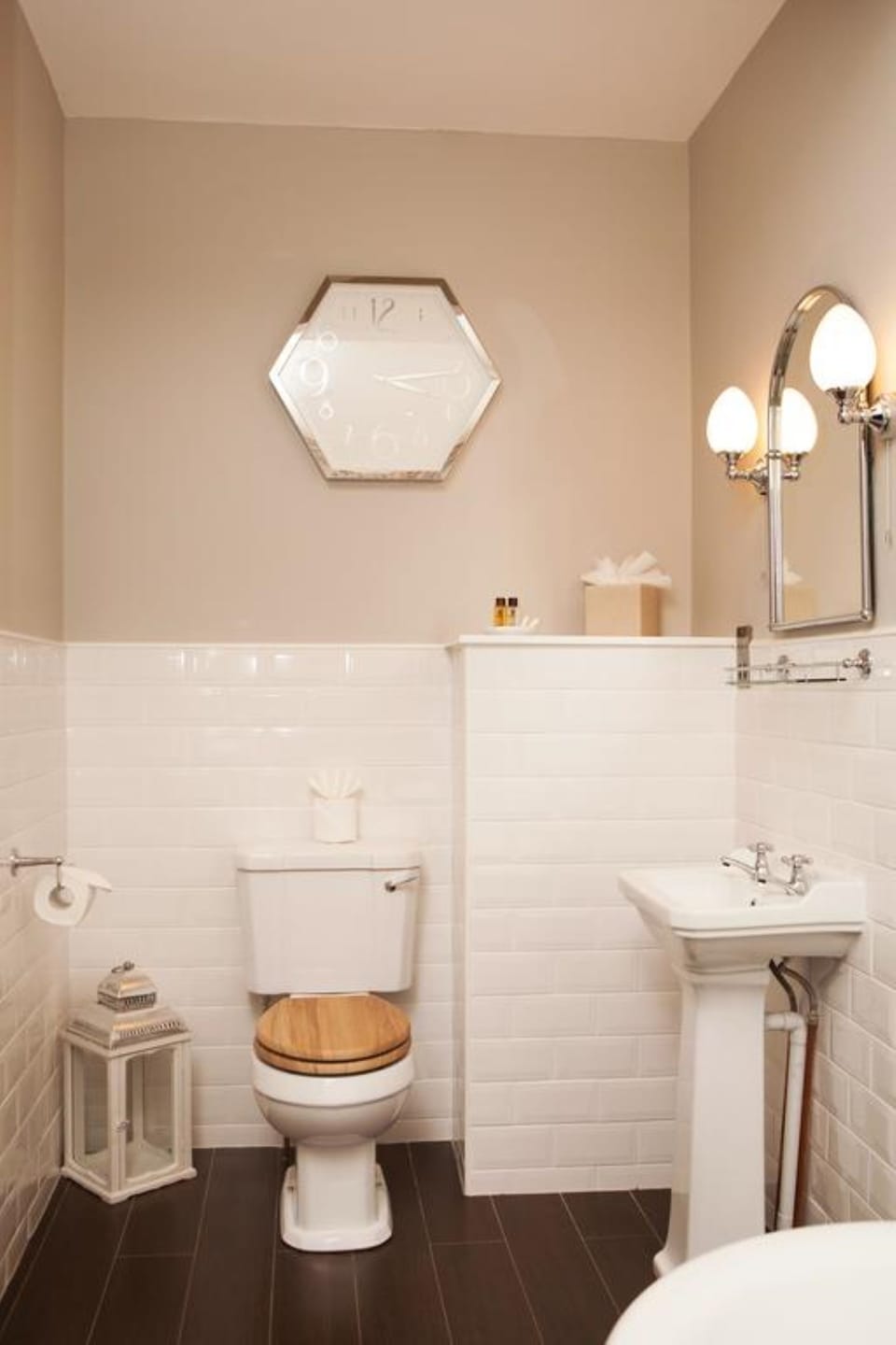 Combined shower/tub, free toiletries, hair dryer, towels