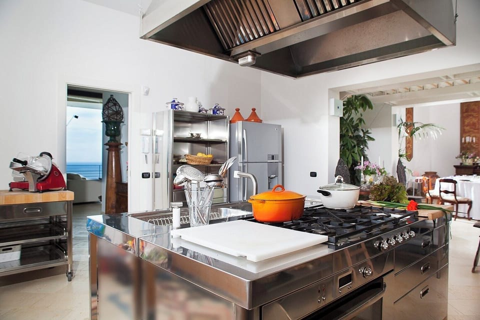 The superbly equipped kitchen. 
