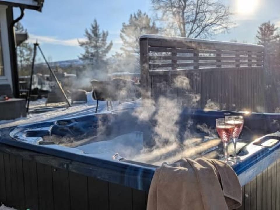 Nyt et herlig bad i jacuzzien på terrassen, brukes hele året:-)

