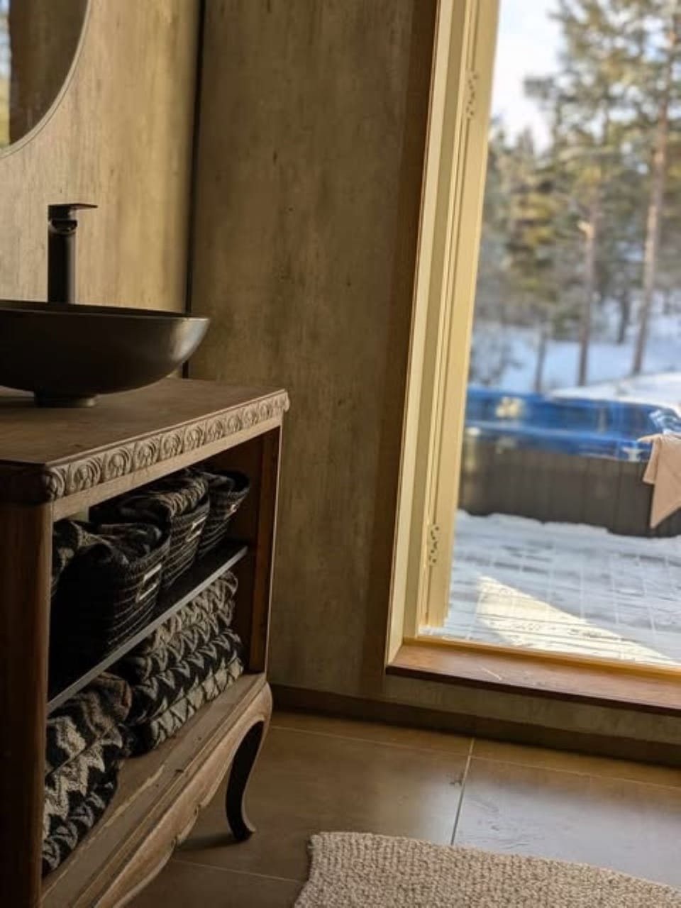 Du kan gå direkte fra badet ut til jacuzzien.