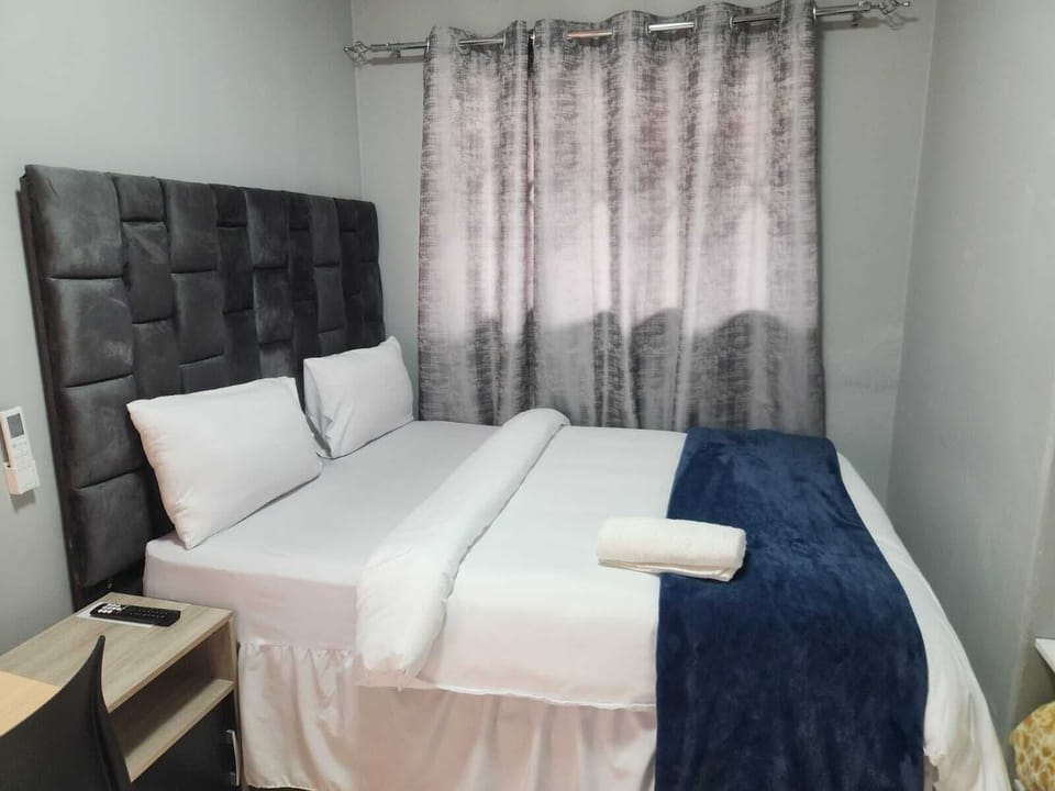 Economy Room | Laptop workspace, free WiFi