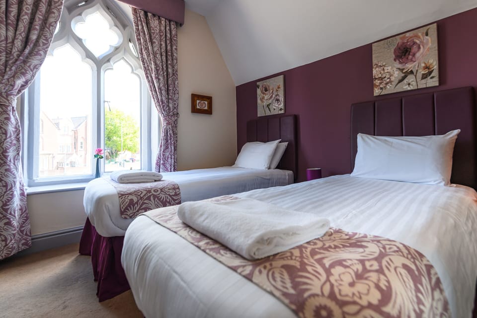 Standard Twin Room | Desk, laptop workspace, blackout drapes, soundproofing
