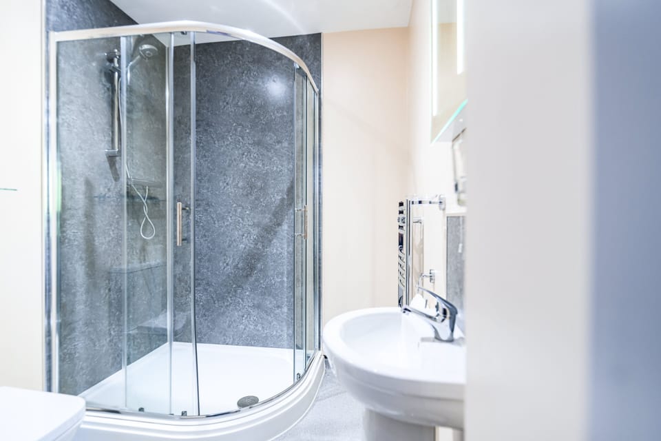 Shower, free toiletries, towels