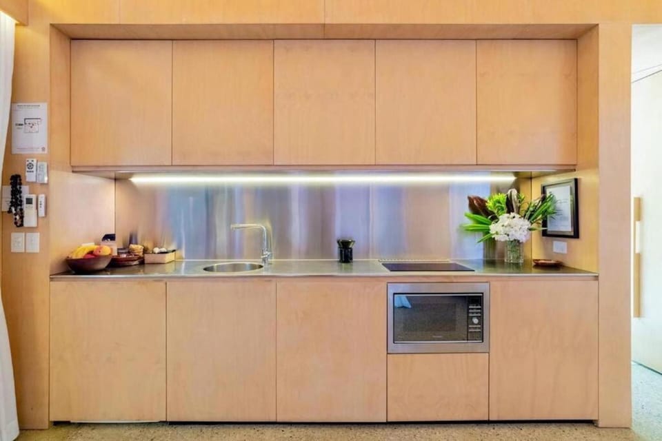 Deluxe Studio Suite | Private kitchen | Coffee/tea maker, mini-fridge, microwave, stovetop