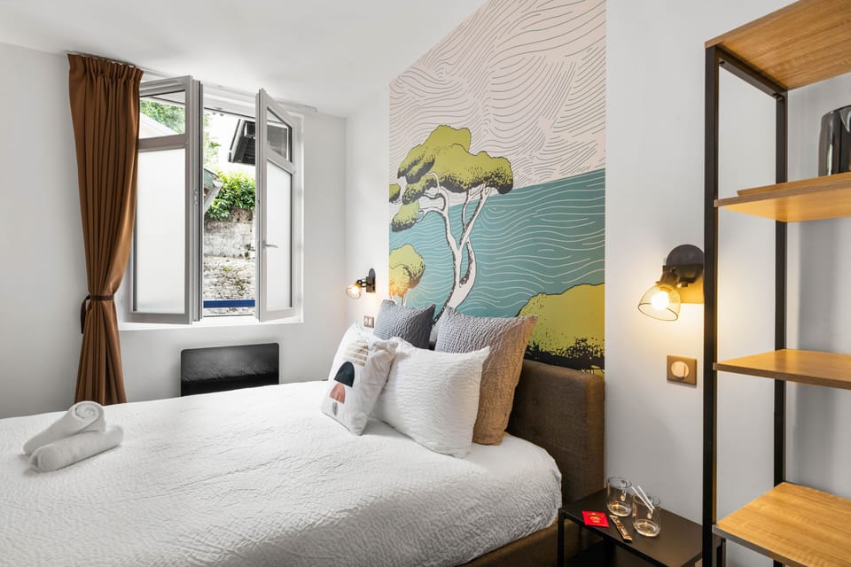 Comfort Double Room, 1 Queen Bed | Individually decorated, individually furnished, desk, laptop workspace