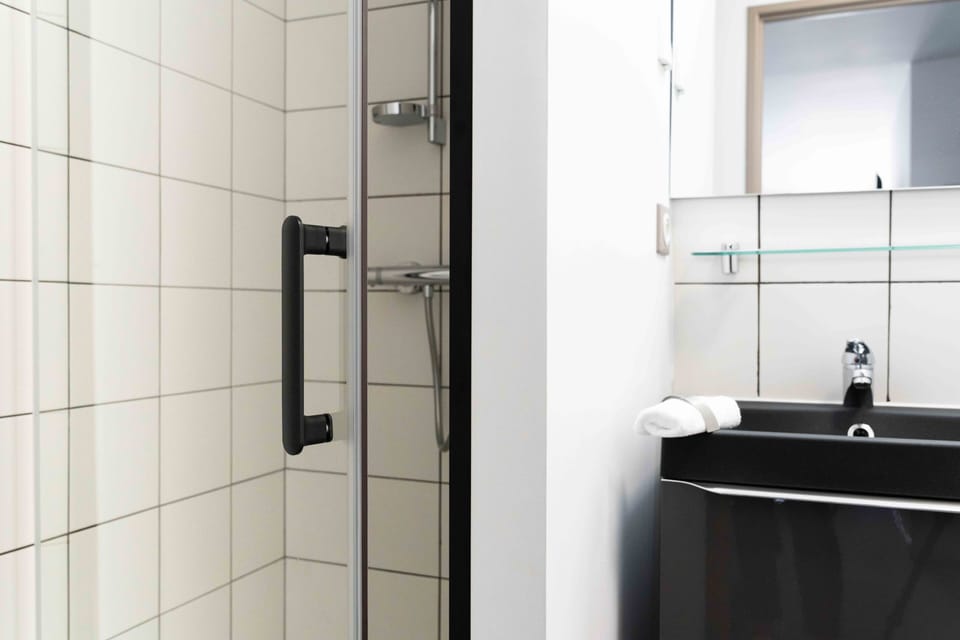 Junior Suite, 1 Queen Bed | Bathroom | Free toiletries, hair dryer, towels