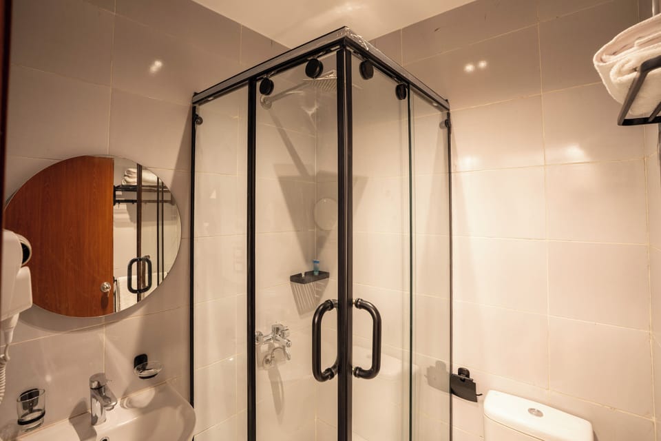 Economy Single Room, 1 Twin Bed, City View | Bathroom | Designer toiletries, hair dryer, bidet, towels
