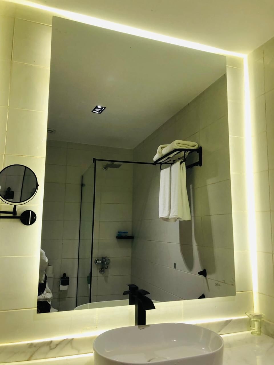 Deluxe Triple Room | Bathroom | Designer toiletries, hair dryer, bidet, towels