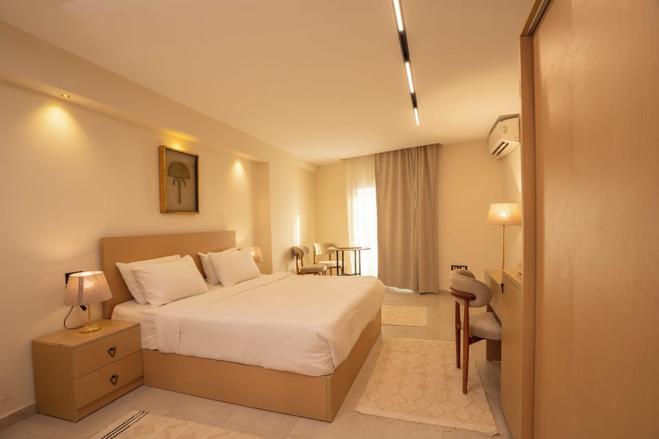 Comfort Suite, 1 King Bed with Sofa bed, Non Smoking | Egyptian cotton sheets, premium bedding, pillowtop beds, minibar