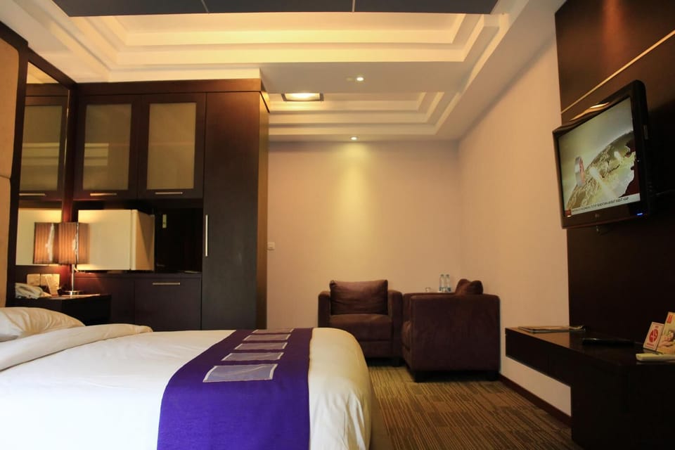 Premium bedding, desk, iron/ironing board, rollaway beds