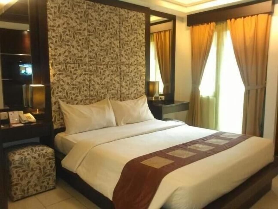 Premium bedding, desk, iron/ironing board, rollaway beds