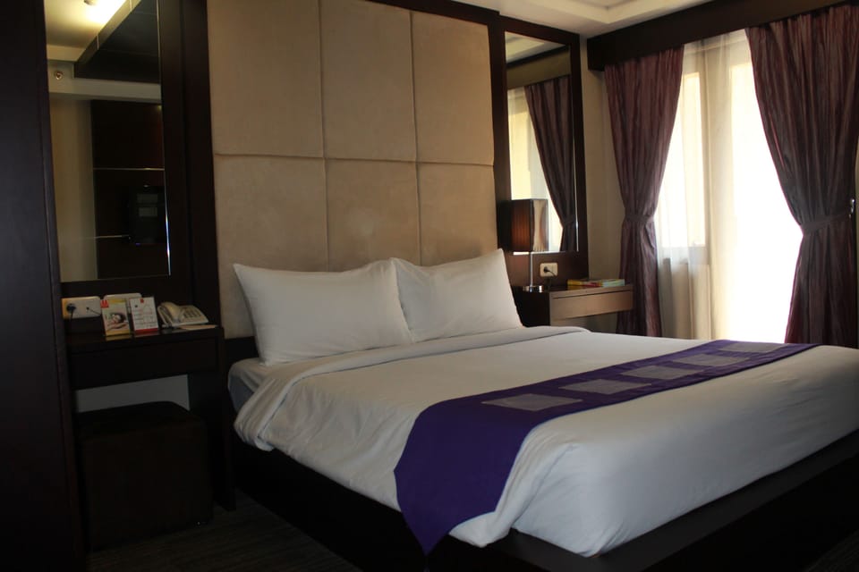 Metro Deluxe, 2 Single Beds  | Premium bedding, desk, iron/ironing board, rollaway beds
