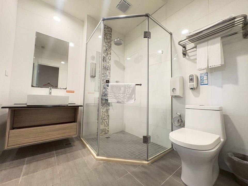 Classic Triple Room | Bathroom | Shower, rainfall showerhead, free toiletries, hair dryer