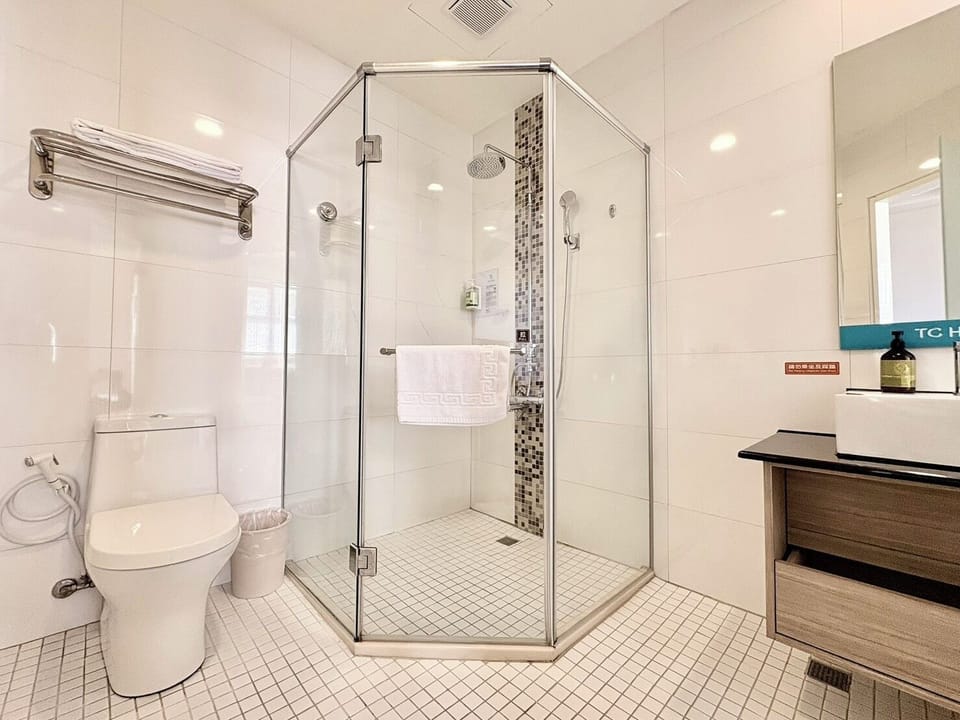 Shower, rainfall showerhead, free toiletries, hair dryer