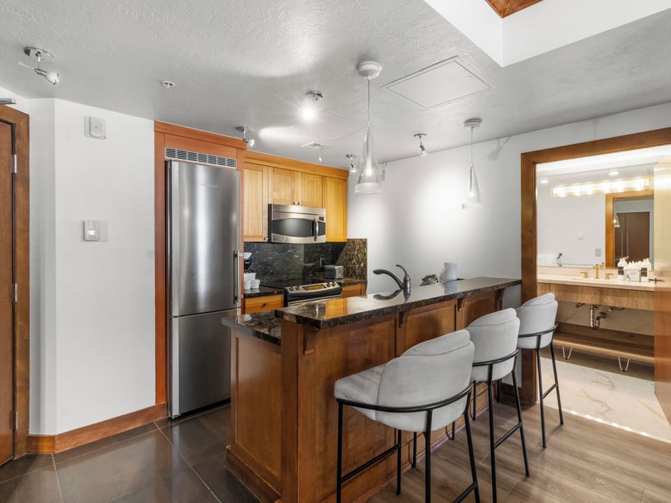 Kitchen / 3 Barstools