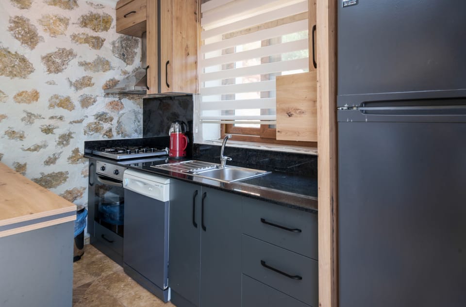 Compact kitchen fully equipped with breakfast bar