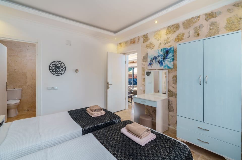 Twin bedroom with air con wardrobe and vanity table