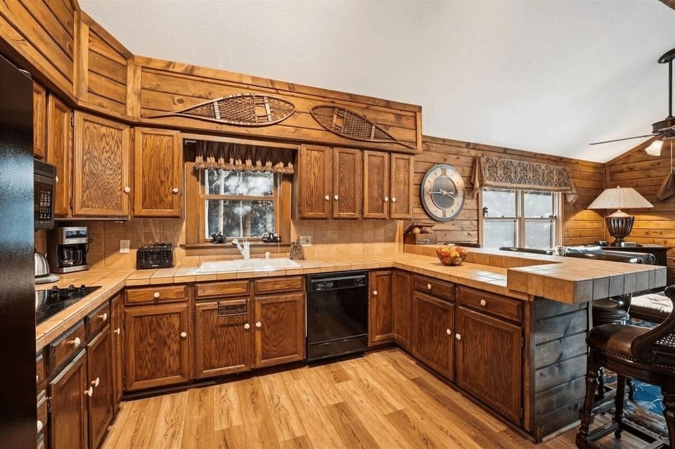 breckenridge-cabin-spacious-fully-equiped-kitchen