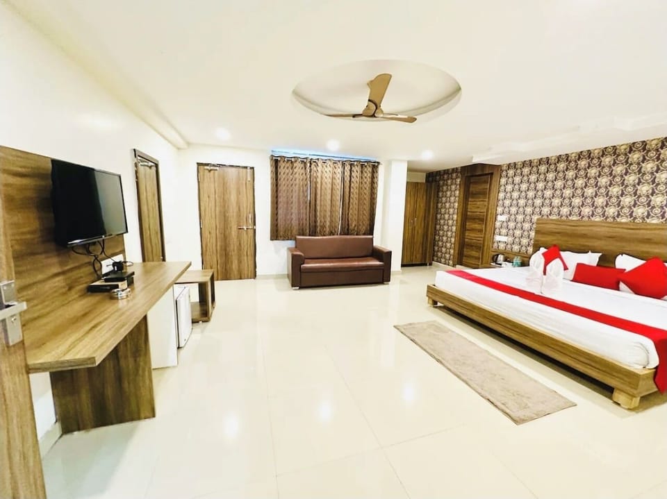 Junior Suite, Balcony, City View | In-room safe, desk, laptop workspace, soundproofing