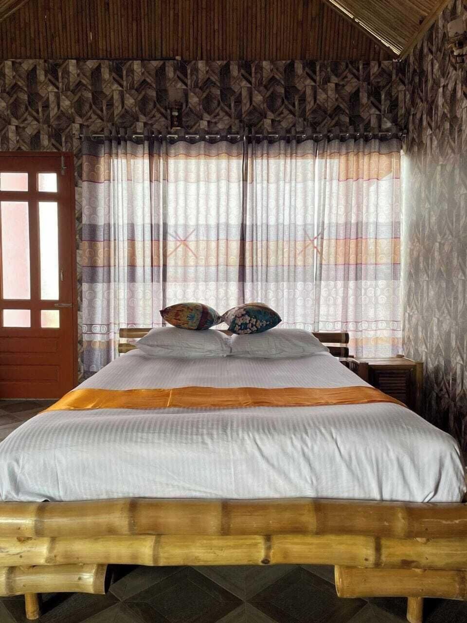 Deluxe Double Room, Balcony, Garden View | Bathroom | Bathtub, free toiletries, towels, soap
