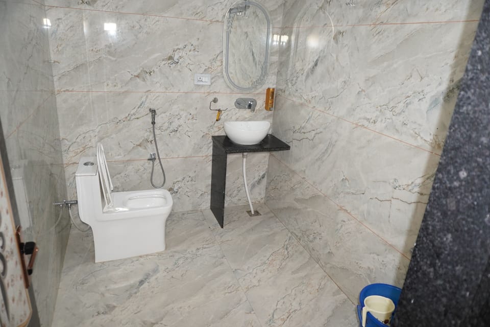 Deluxe Double Room | Bathroom | Shower, towels, soap, shampoo