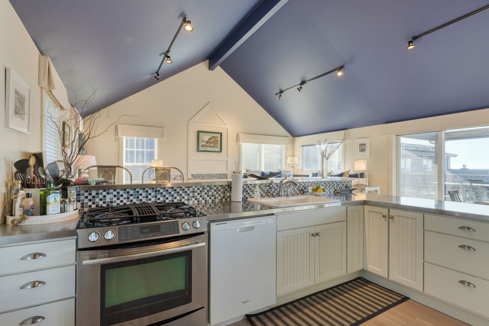 Fully stocked kitchen with ample counter space for meal prepping.