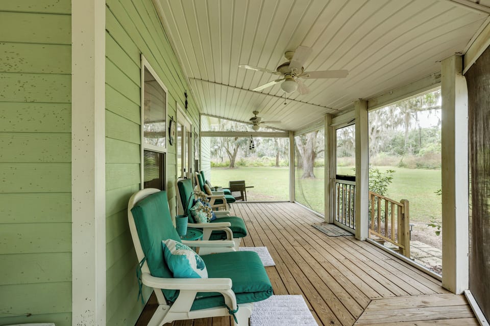 Screened-In Porch w/ Seating | Gas Grill