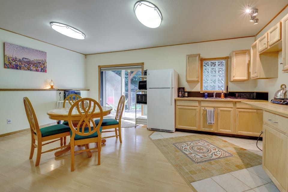 Dining Area | Dishware/Flatware Provide