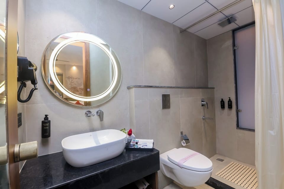 Family Room | Bathroom | Shower, free toiletries, hair dryer, slippers