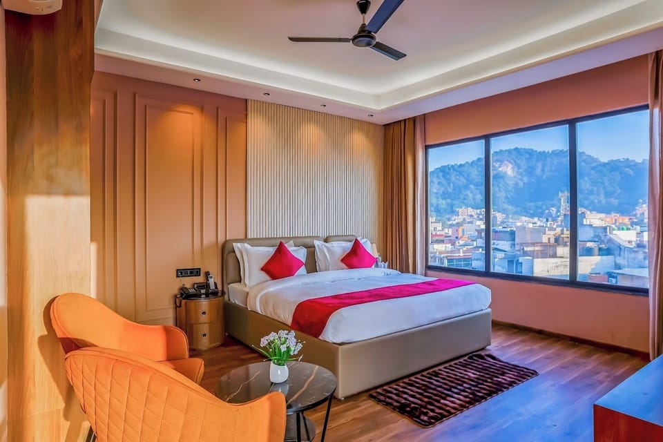 Luxury Studio Suite | Desk, laptop workspace, soundproofing, iron/ironing board