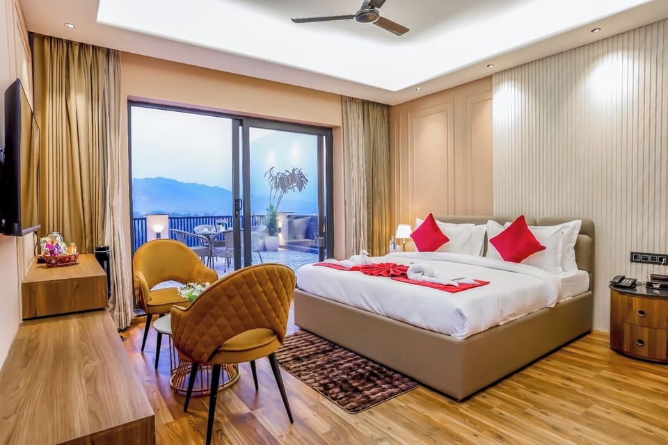 Luxury Studio Suite | Desk, laptop workspace, soundproofing, iron/ironing board